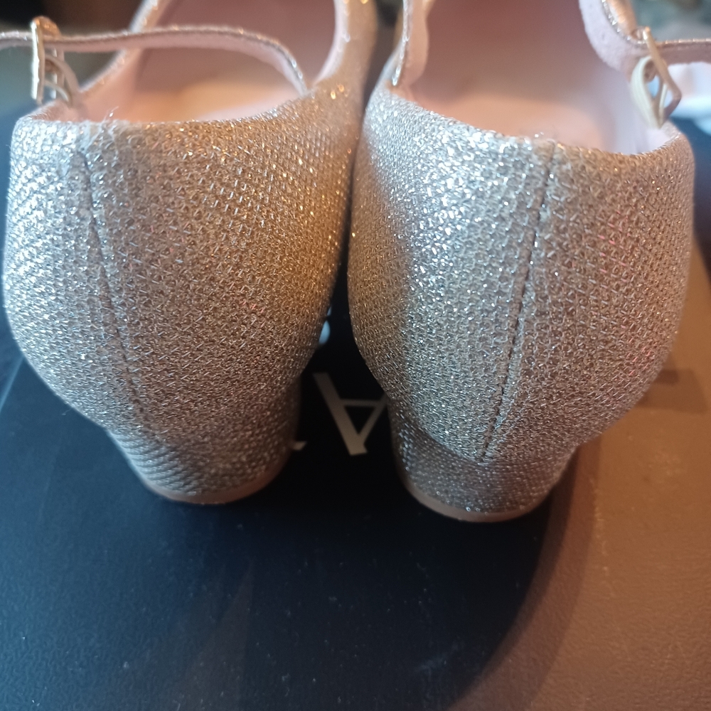 Listed girl dress shoes size 6.
